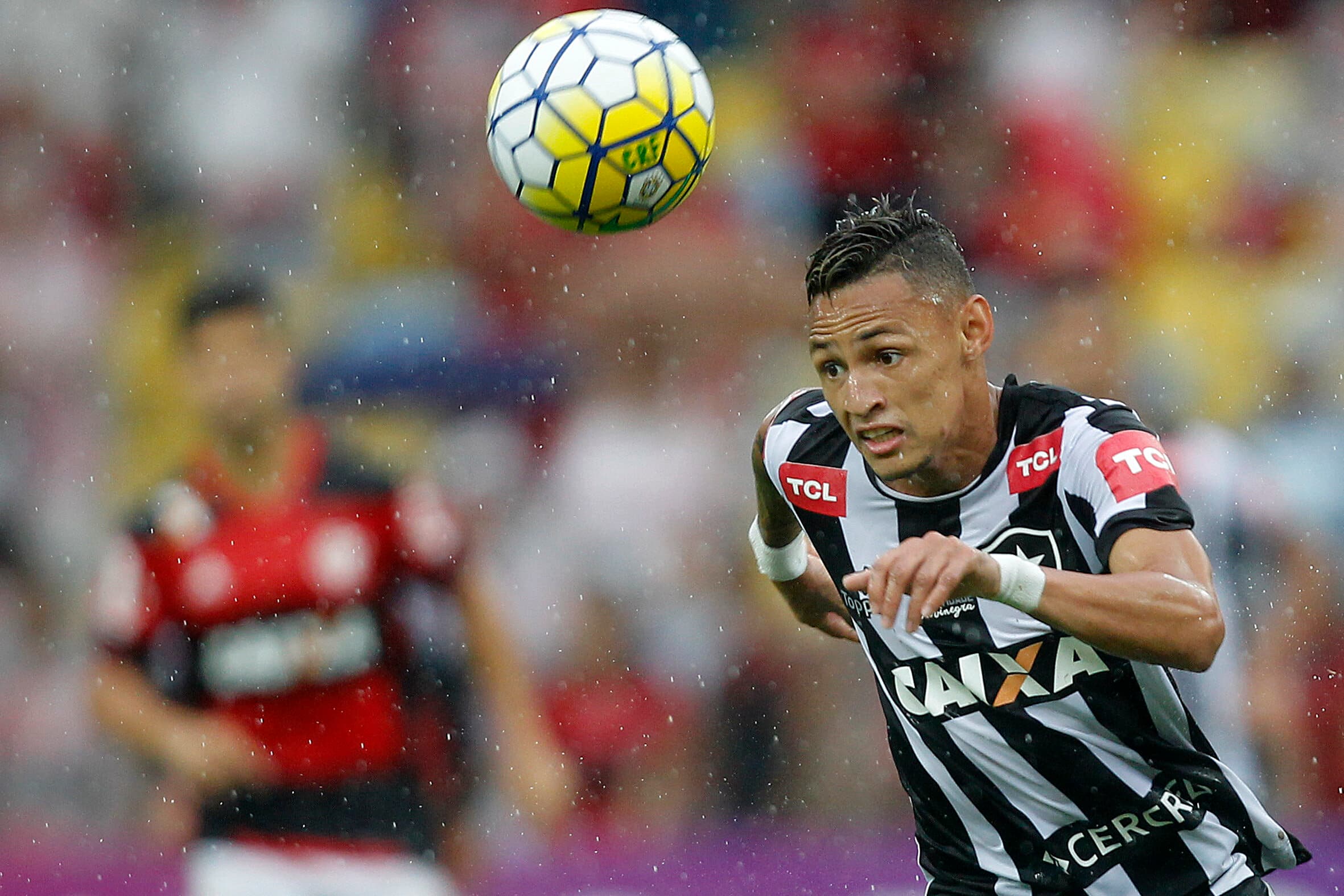 Neilton, atleta representado pela 7OPTY Football, em ação